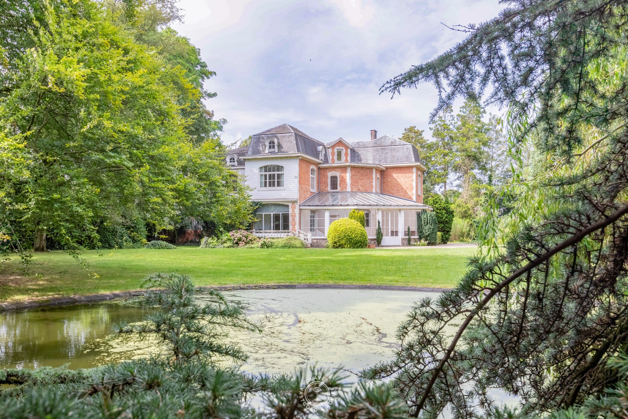 Manoir uit het interbellum met idyllische parktuin